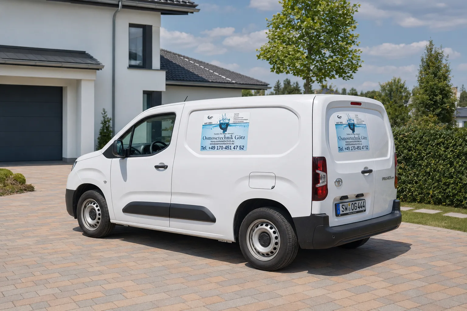 Servicefahrzeug von Osmosetechnik Götz bei einem Installationstermin